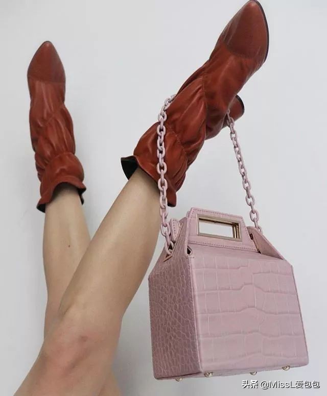 天热了来买新衣裳,天热又该买衣服了的句子