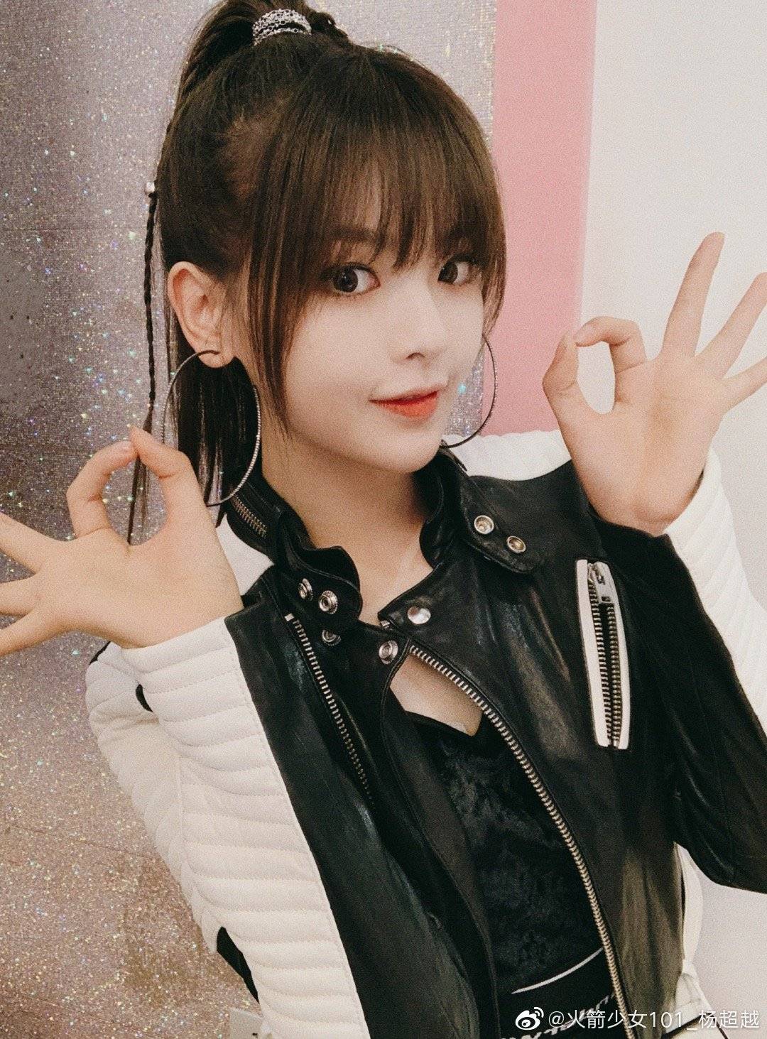 杨超越怼人上瘾！闻袜子遭嫌邋遢，怒回仙女脚不臭，比某人嘴干净