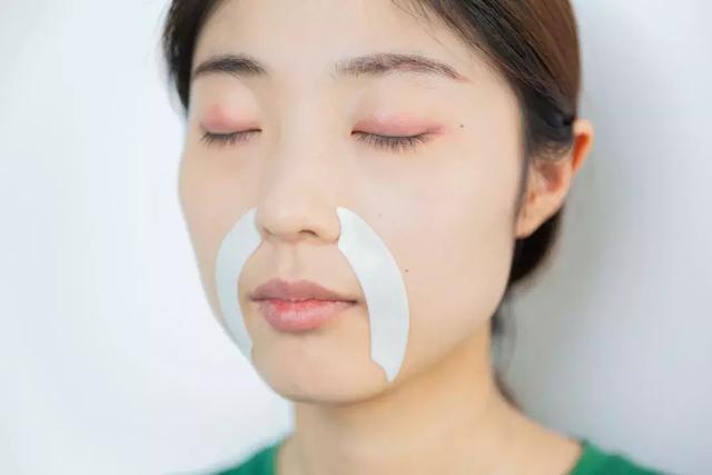 硬刚女皇龙妈也扛不住法令纹,2条沟壑让人心疼,贴一贴就消了