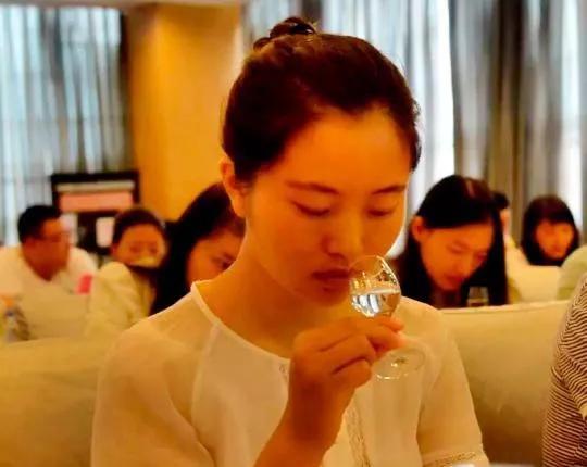 白酒酿造过程视频大咖辨酒,白酒酿造工艺全过程