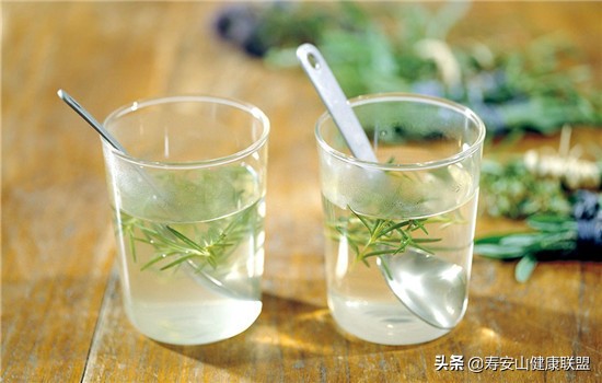 迷迭香精油的功效与作用及怎么使用,迷迭香精油的功效与作用图片