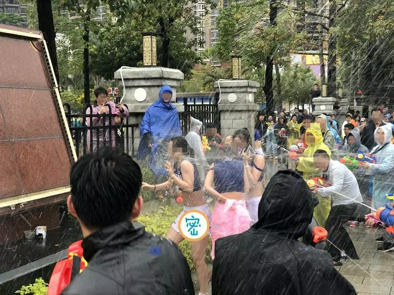 东坑“*身卖**节”，竟有女生被“射”到需要叫安保人员带离现场！