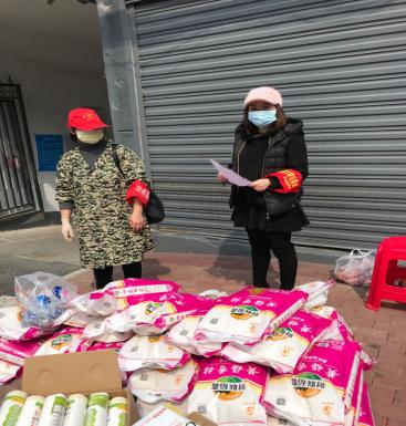 社区网格员疫情期间上门服务,桂花社区专职网格员