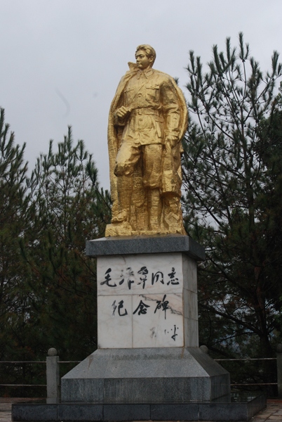 他是毛主席的亲弟弟，24岁就是军政委，*小平邓**晚年曾高度评价他