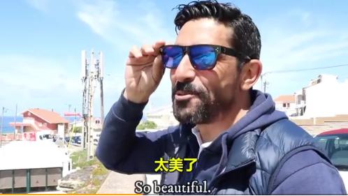 女儿送给色盲爸爸的礼物爸爸哭了,女儿送父亲色盲眼镜猛落泪