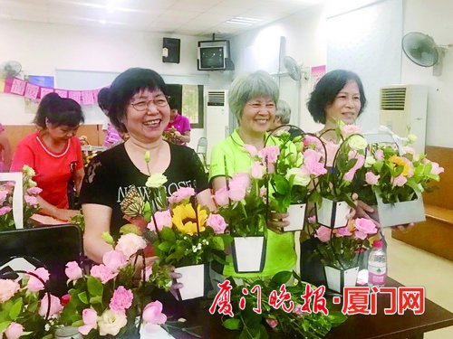 专属福利送给退休教职工民生银行金榜支行走进育秀社区，精心策划特别的教师节活动