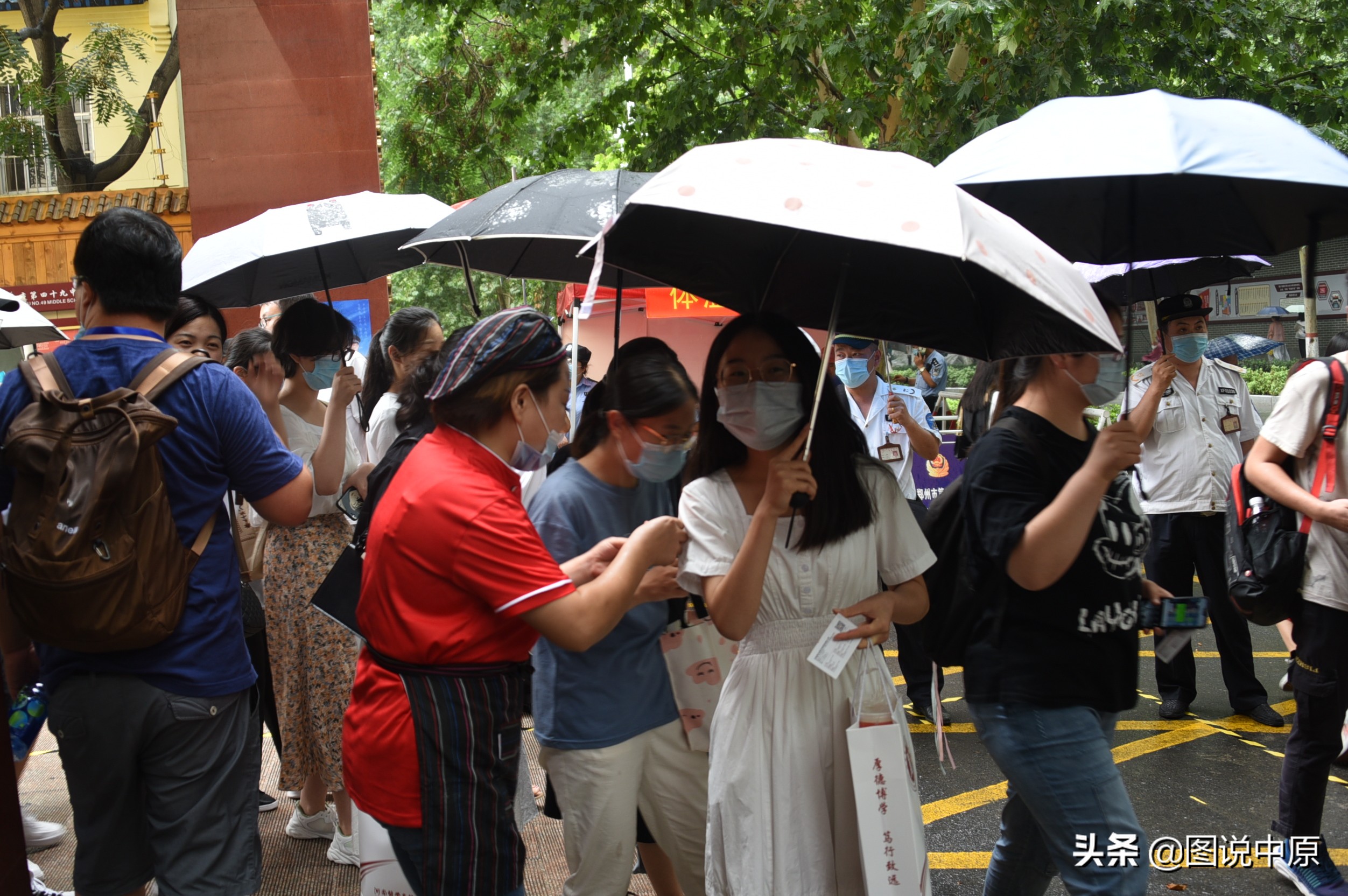 巡防员牵线*光春**早点餐饮，400张汤类半价优惠卡送高考考生