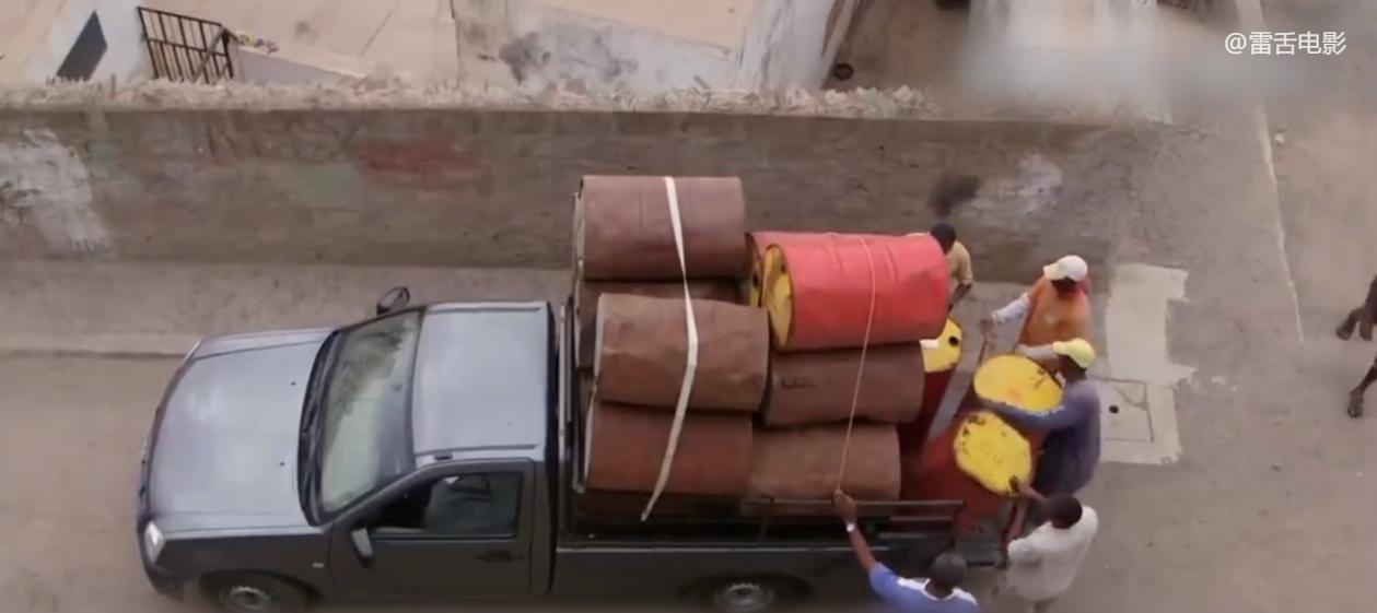 非洲小伙用铁桶建房子,只需要150块,就能拥有一室一厅!纪录片