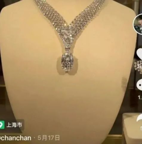 “佛媛”炫富摆拍，露大腿逛寺庙，袈裟也藏不住狐狸的尾巴