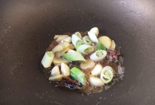 家常版红焖带鱼段，加水时教你1招，保证不返腥