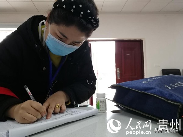 修文县三合村:志愿服务代购队送货到家