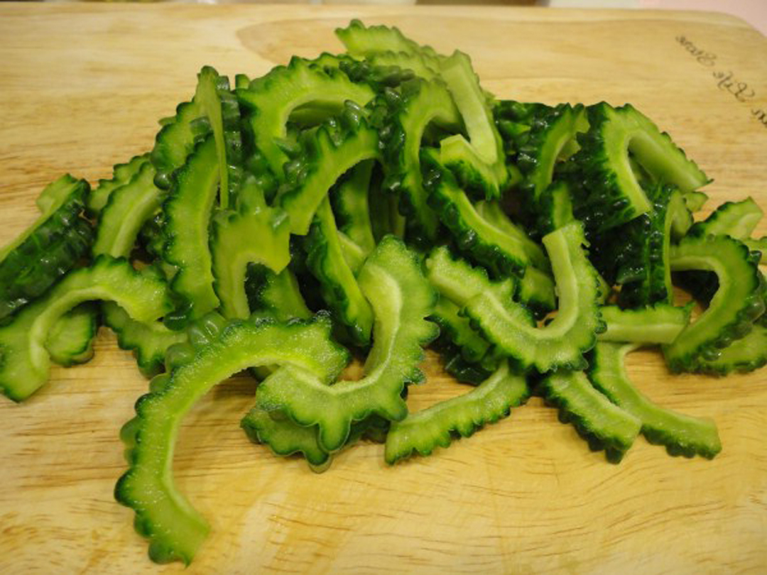 咸蛋煎苦瓜的做法窍门是什么,炒苦瓜味道不大怎么办