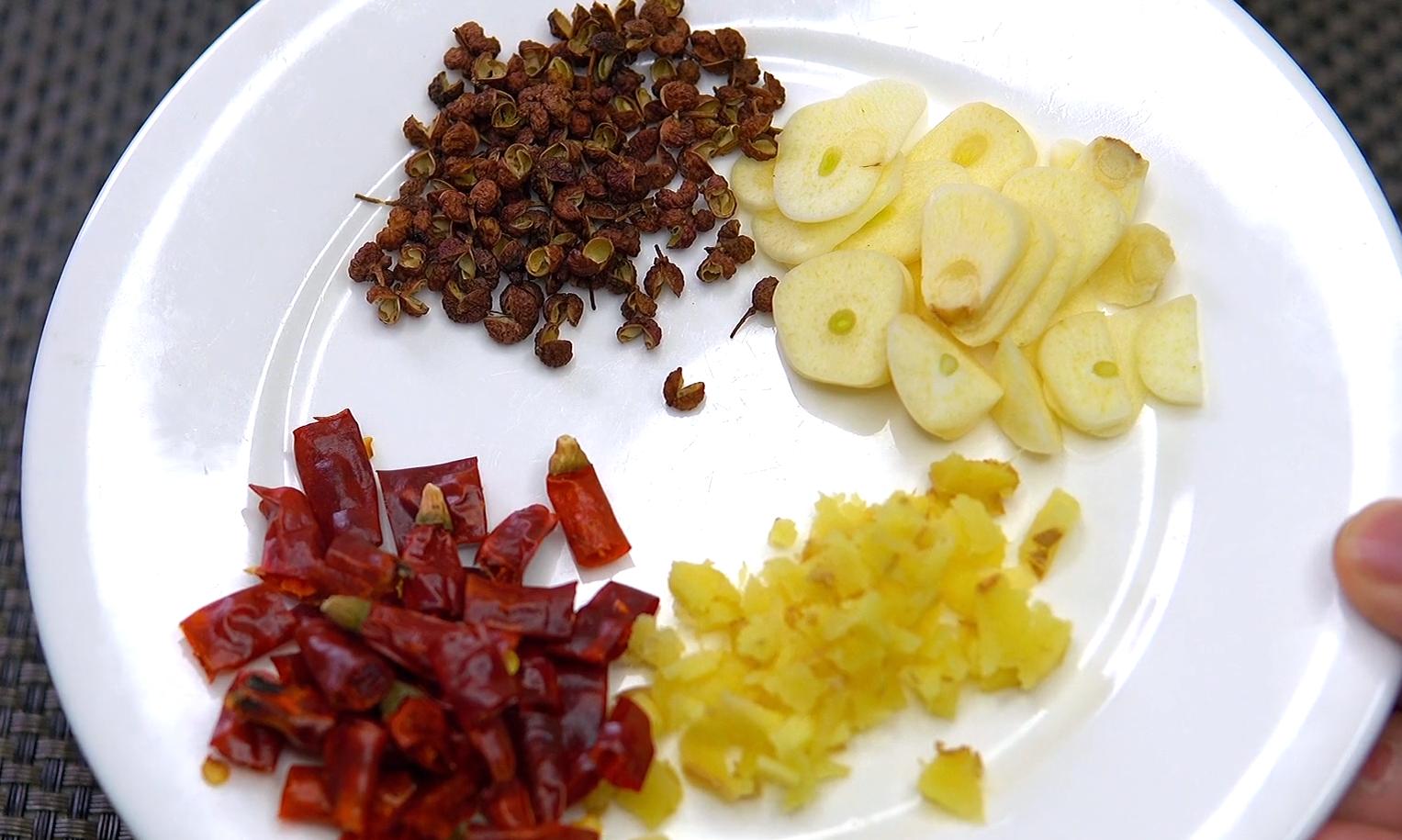 湖北名菜干煸糍粑鱼香香酥爽口,干煸糍粑鱼的正宗做法