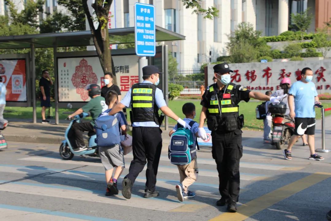 【我为群众办实事】开学“大片”，他们怎会缺席！