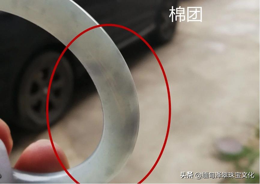 还在纠结选什么颜色,翡翠的棉纹跟裂的区别