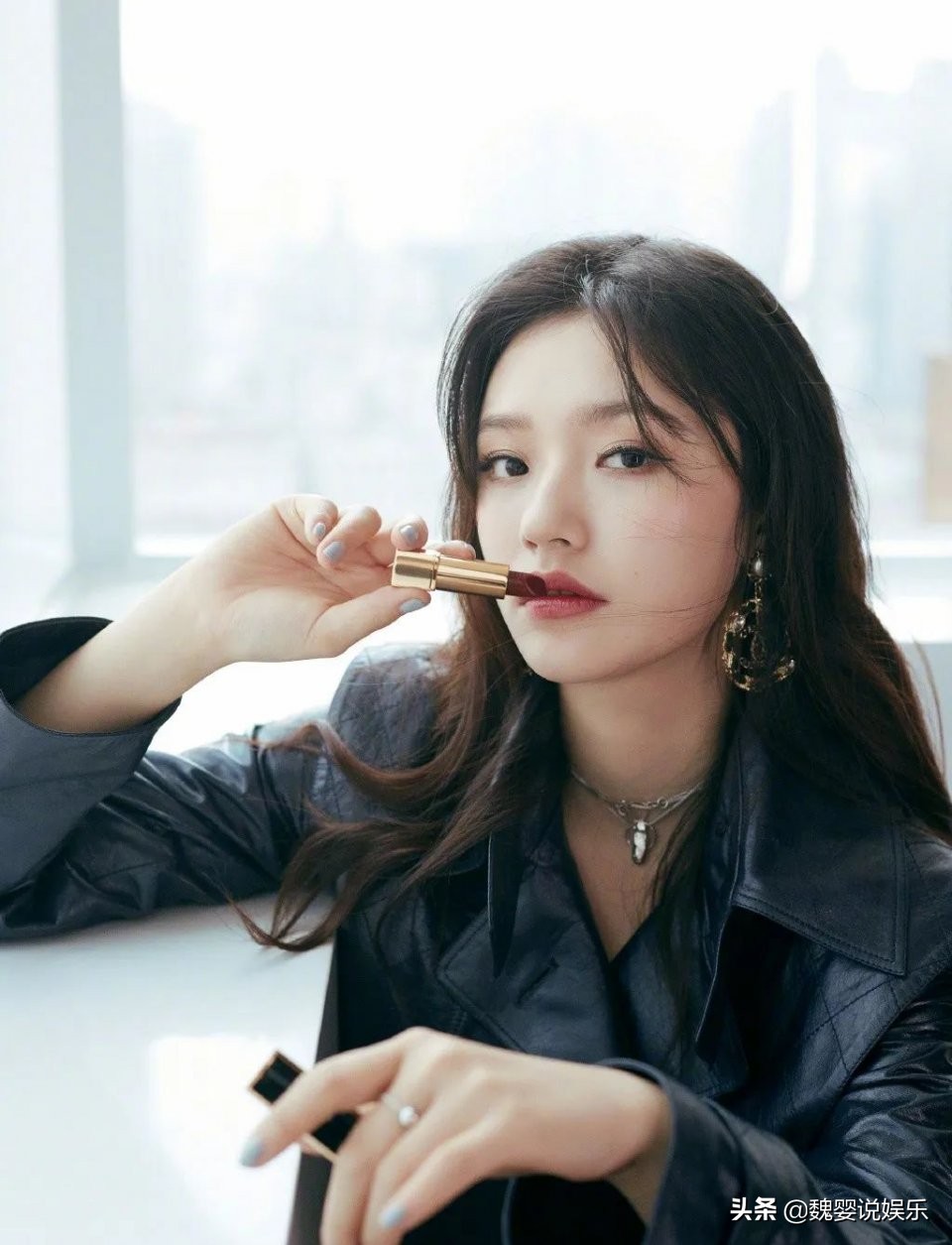 讲真的｜戚薇钟楚曦跳槽做美妆博主，你看谁更行？