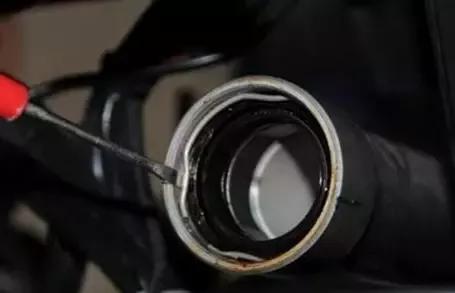 电动车前减震漏油有异响怎么回事,电动车前减震漏油怎么处理视频