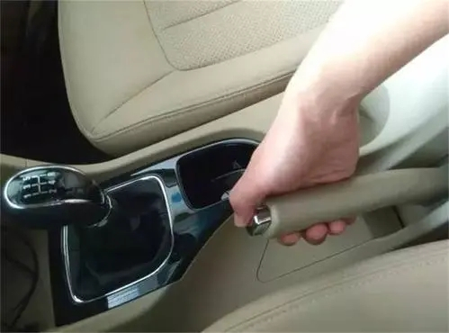 开车忘了放手刹开了2公里严重吗,汽车没放手刹开了2公里危害大吗