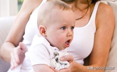 正确的宝宝拍嗝姿势,给宝宝拍嗝的正确姿势与力度