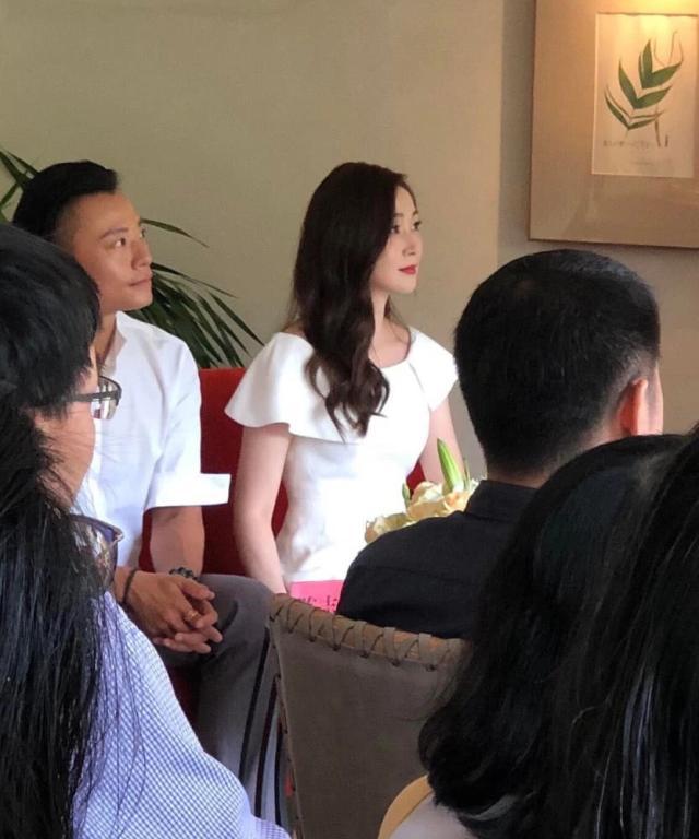 万绮雯长腿出席活动,万绮雯穿碎花裙图片