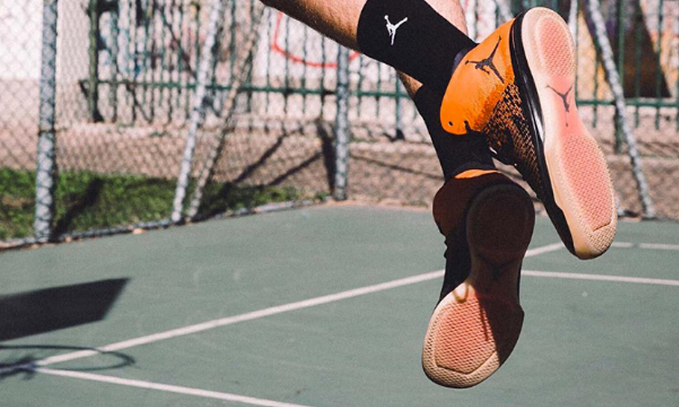 篮球博主扣碎篮板合集,乔丹扣碎篮板球鞋