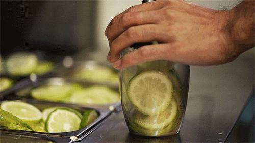 排队买奶茶的人好多啊原视频,怎么看待排队2小时买奶茶