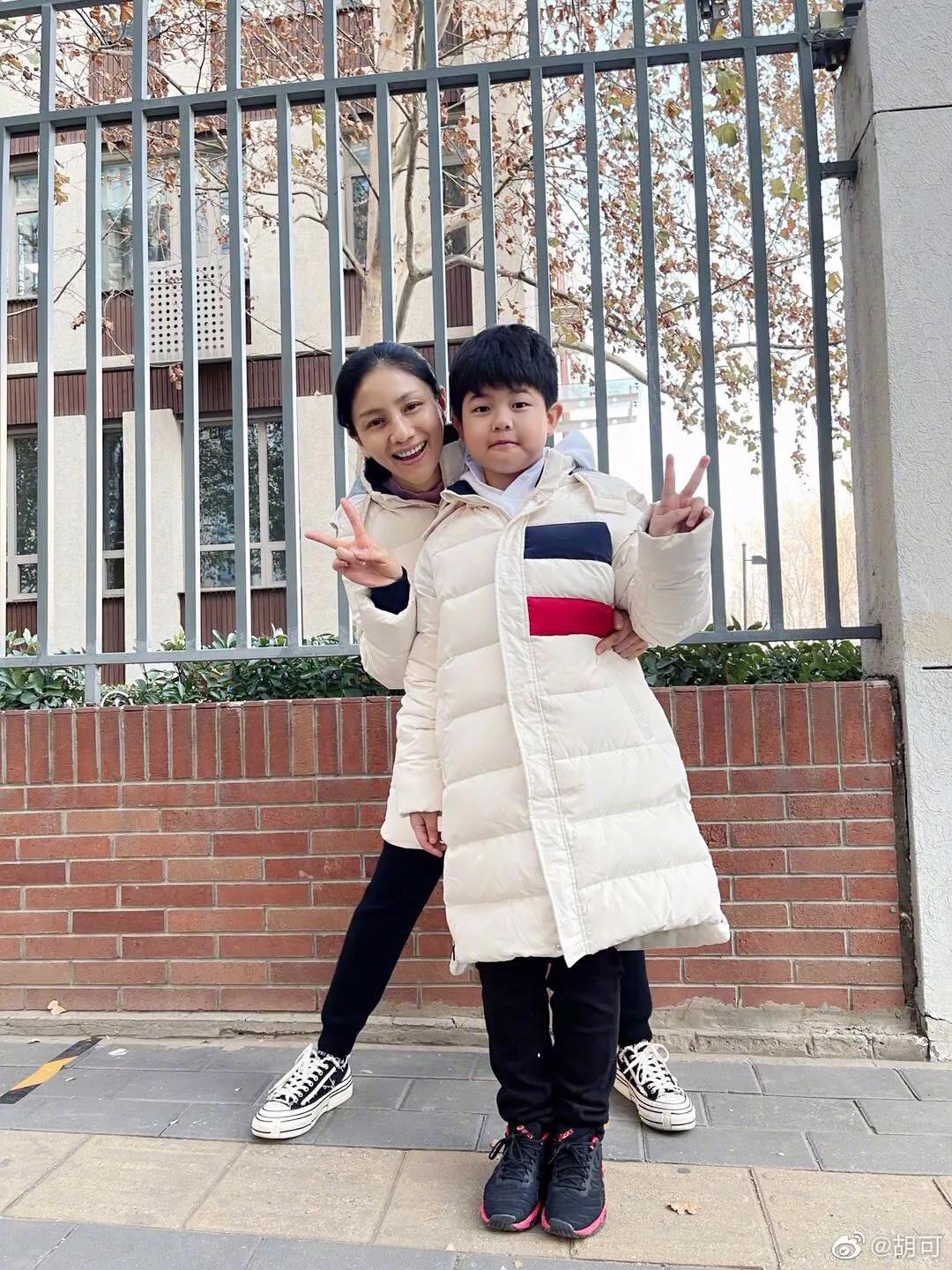 胡可气得想打大儿子视频,胡可打儿子