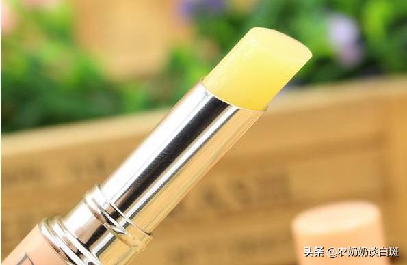 舔一舔:女子变烈焰红唇?白癜风在嘴巴上来回跳跃