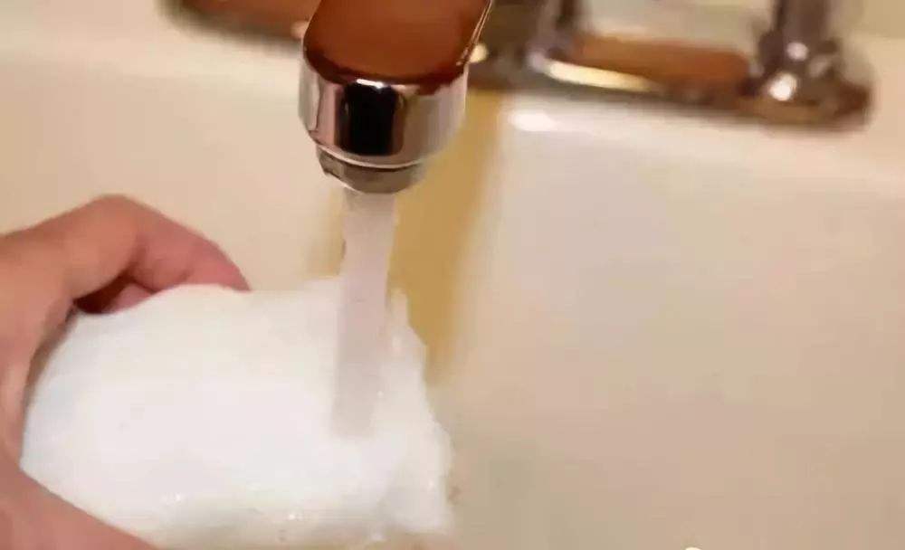 厕所的玻璃胶发霉变黑怎么清理,厨房水槽玻璃胶发霉变黑怎么办