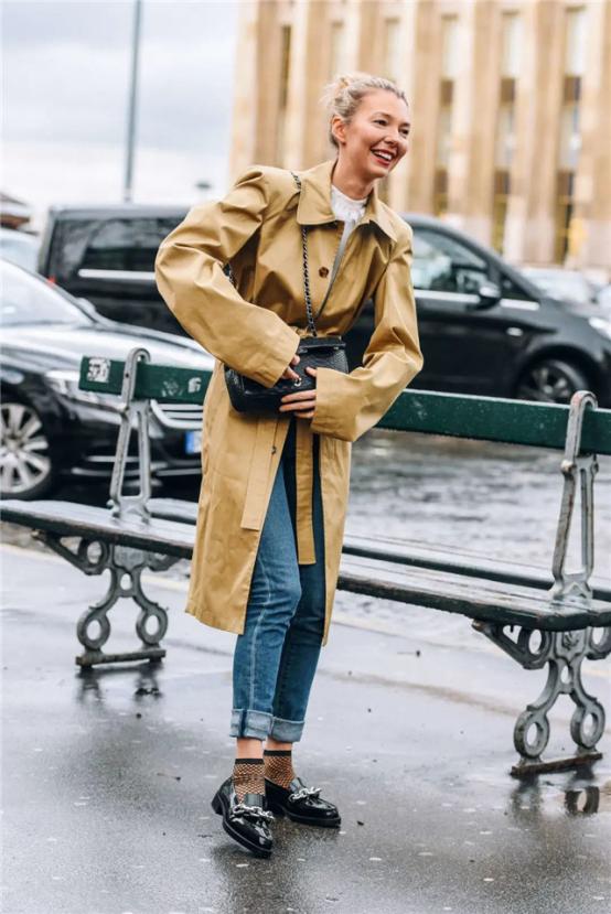 牛仔裤小白鞋这样穿最管用,牛仔裤除了小白鞋还能配什么鞋