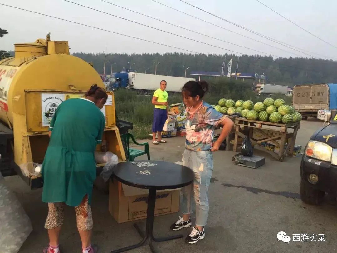 她让俄罗斯人搭车,还管饭,发现车上电脑不见,上海开车进俄罗斯