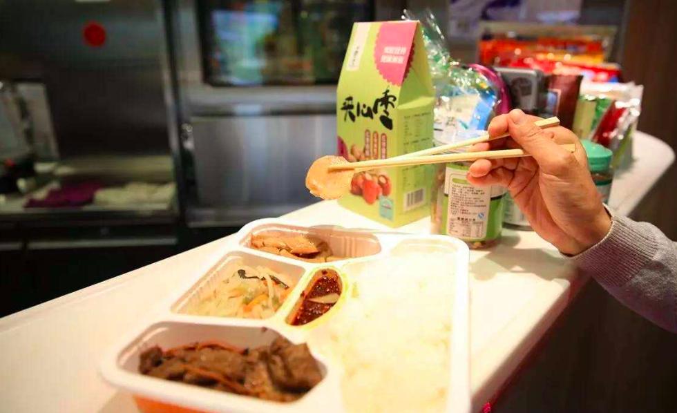 高铁为什么没有15元的盒饭,高铁上盒饭多少钱一份最低标准