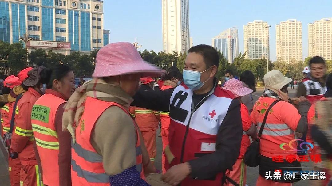 环卫工人送什么围巾,志愿者亲手织围巾送环卫工人