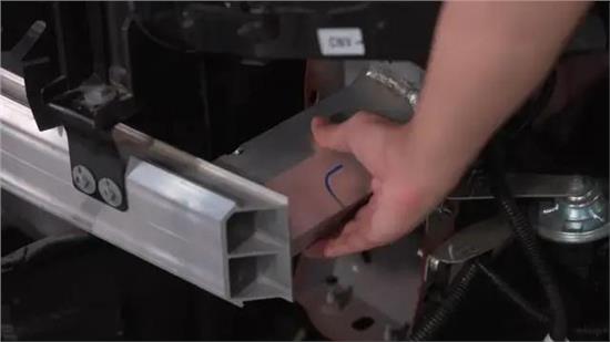 东风标致4008拆车,大飙车拆标致4008