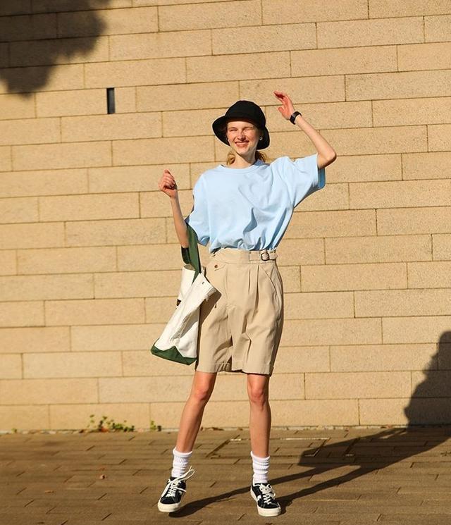 微胖女人穿T恤时，要记住“4不要”，不然显胖还显矮，很没气质