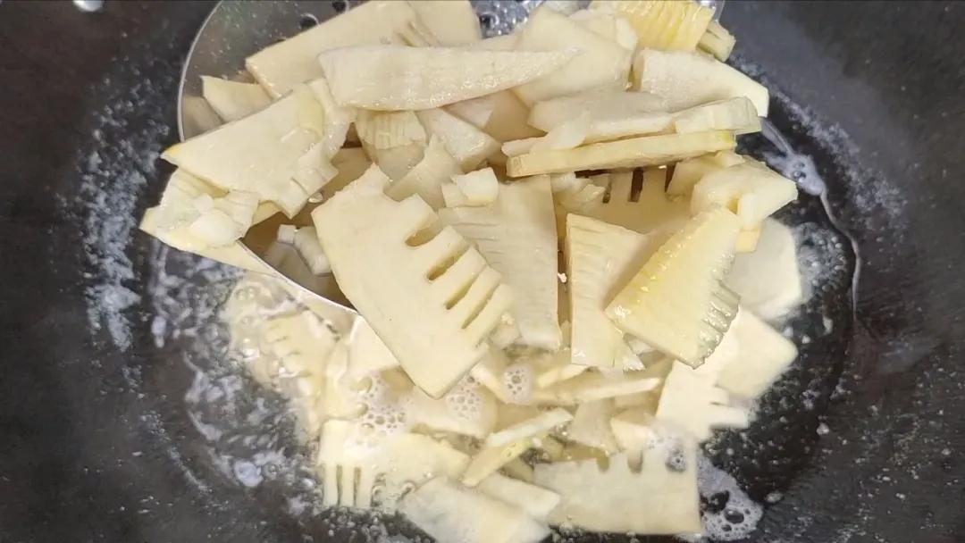 春笋焯水然后怎么炒着吃,炒春笋之前要焯水多长时间