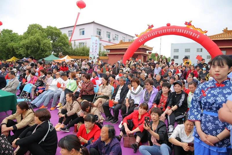 八方游客齐聚桑果紫酒节，共赴这场采桑品酿盛会