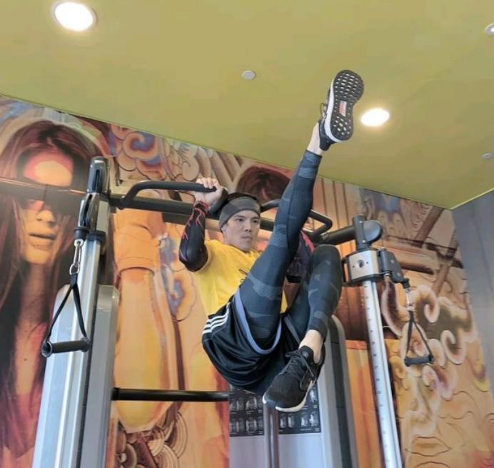 向佐一身肌肉怎么锻炼的,向佐健身练腰