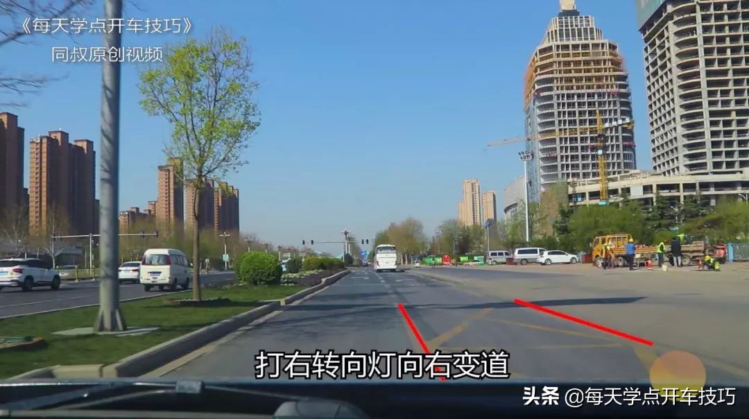 左侧第二条左转道直行扣分吗,左转道路左边没有路直行怎么罚