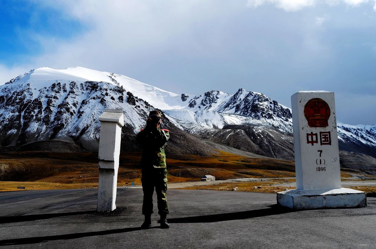 中国横跨几个时区为何时间相同,我国采用的北京时间是哪个时区