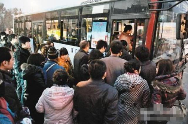 男子扮成老奶奶,男子扮成老大爷