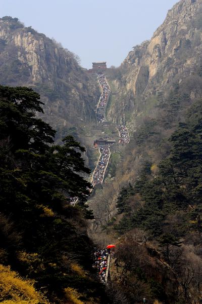 泰山是中华民族的象征、灿烂文化的缩影、“天人合一”思想的寄托