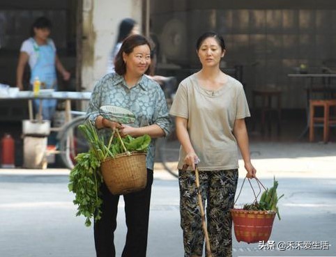 赵本山方青卓完整视频,一村之长赵本山方青卓的视频
