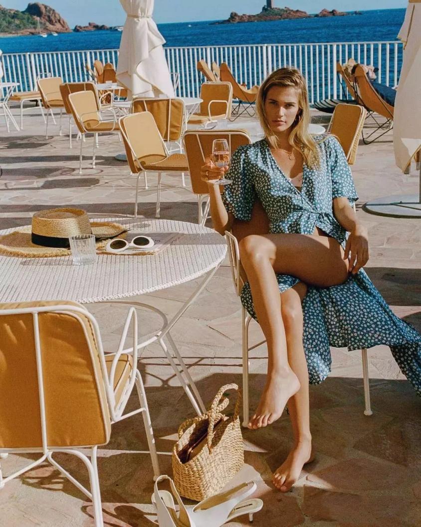 春天必备的粉色系碎花裙来了,春季碎花裙这样穿减龄优雅还高级