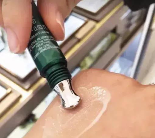 对眼纹有效果的眼霜推荐女生,年纪轻轻眼睛周围长细纹