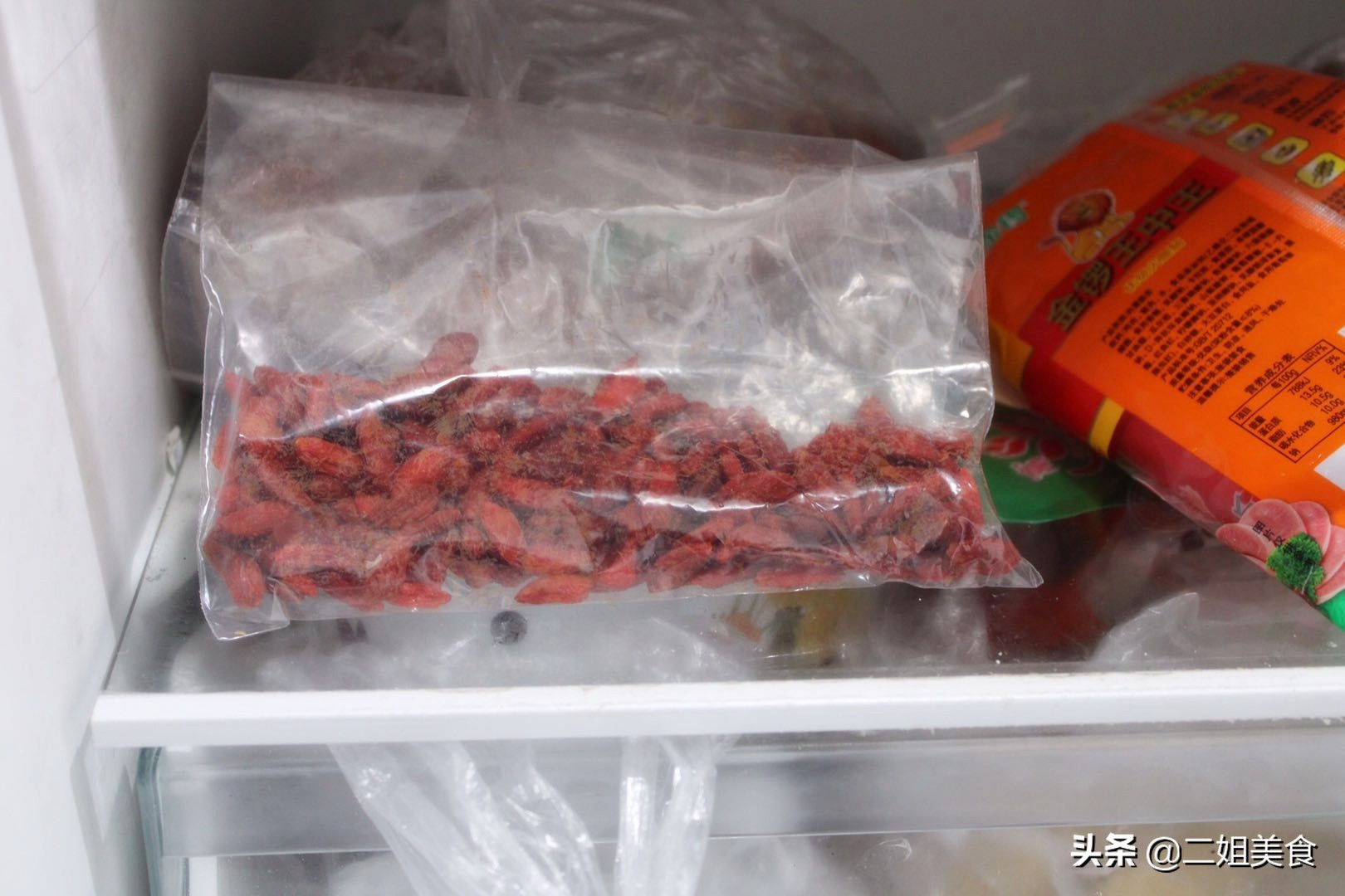 枸杞有点潮湿可以用烤箱烤干吗,枸杞存放不当容易发粘发霉