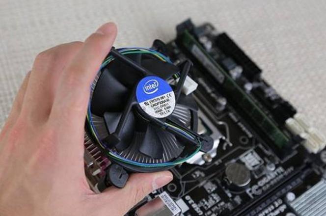 笔记本电脑没关机黑屏了怎么办,电脑重启就黑屏必须强制关机