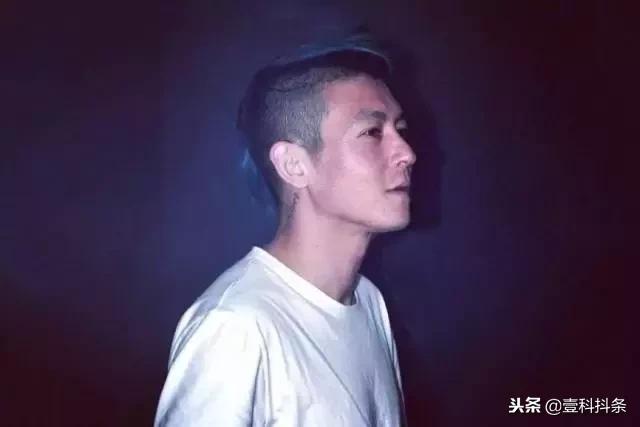 大家好我是老板全部视频,报告老板陈冠希