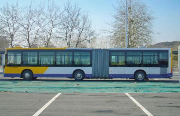 追逐公交的人,拼命追公交车