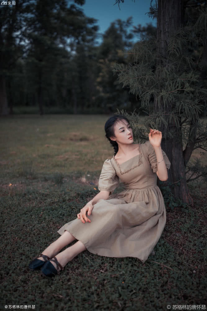 草地美少女拍照姿势,草地少女风写真